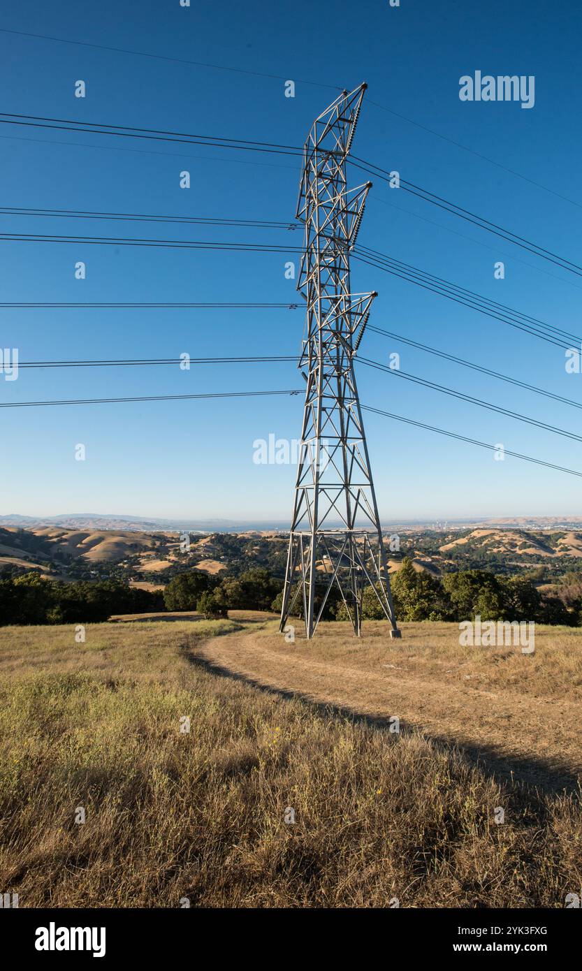 Les lignes électriques à haute tension et les tours piquent leur chemin à travers de nombreuses portions du parc régional Briones (http://www.ebparks.org/parks/briones) du district de parc régional d’East Bay de 6 255 acres dans le comté de Contra Costa, CA, le vendredi 24 juillet 2015. Fonctionnant complètement «hors réseau» le département américain de l'Agriculture partage des coûts rancher Ned Woods installation de panneaux solaires pour utiliser l'énergie solaire pour alimenter la pompe de puits électrique qui tire l'eau de centaines de pieds sous la surface et pousse l'eau le long de miles de tuyau jusqu'à des centaines de frais d'élévation à un système d'abreuvoirs à distance automatisés et grou Banque D'Images