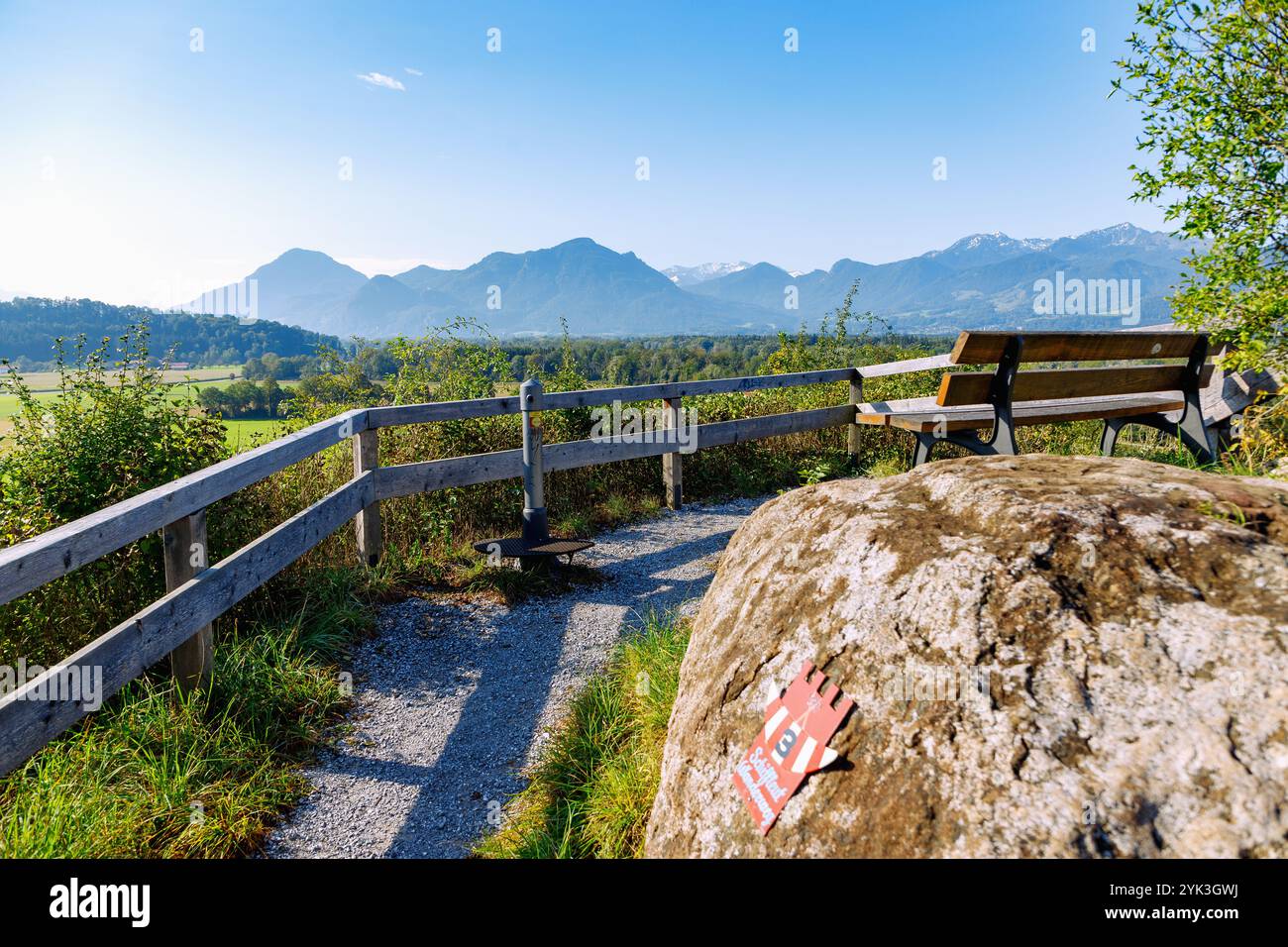 Schiffleutwanderweg et vue depuis le belvédère Haschlberg à Neubeuern dans la vallée de l'Inn à Chiemgau en haute-Bavière en Allemagne Banque D'Images