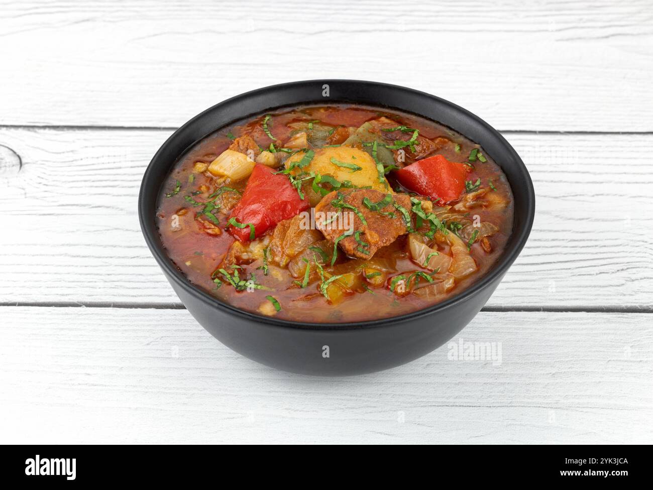 Ragoût Khashlama de viande de bœuf ou d'agneau avec des légumes sur une plaque noire, vue de dessus. Cuisine arménienne et géorgienne. Banque D'Images