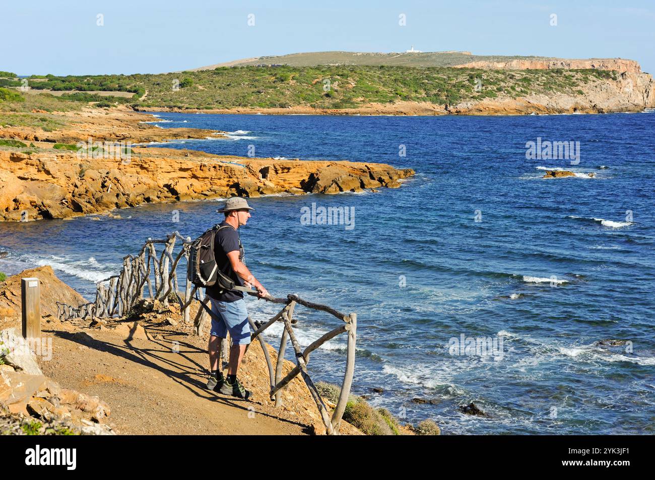 rambler sur la Cami de Cavalls (sentier de randonnée GR 223), près de Punta Negra sur la côte nord, Minorque, îles Baléares, Espagne, Europe Banque D'Images