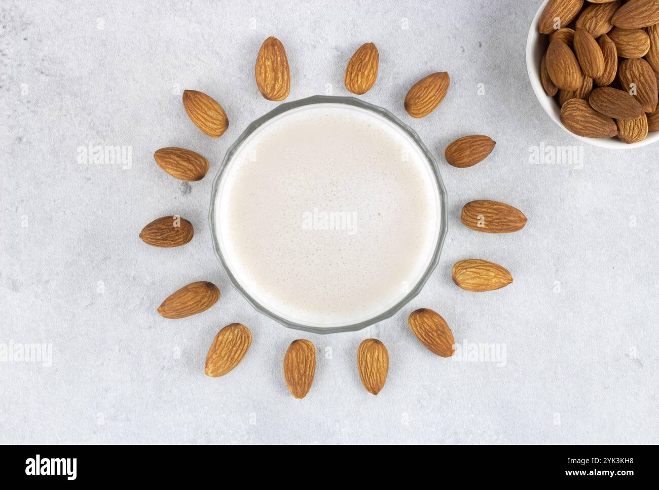 Lait d'amande en verre sur fond gris. Vue de dessus. Mise au point sélective. Sans lactose, lait de noix. Banque D'Images