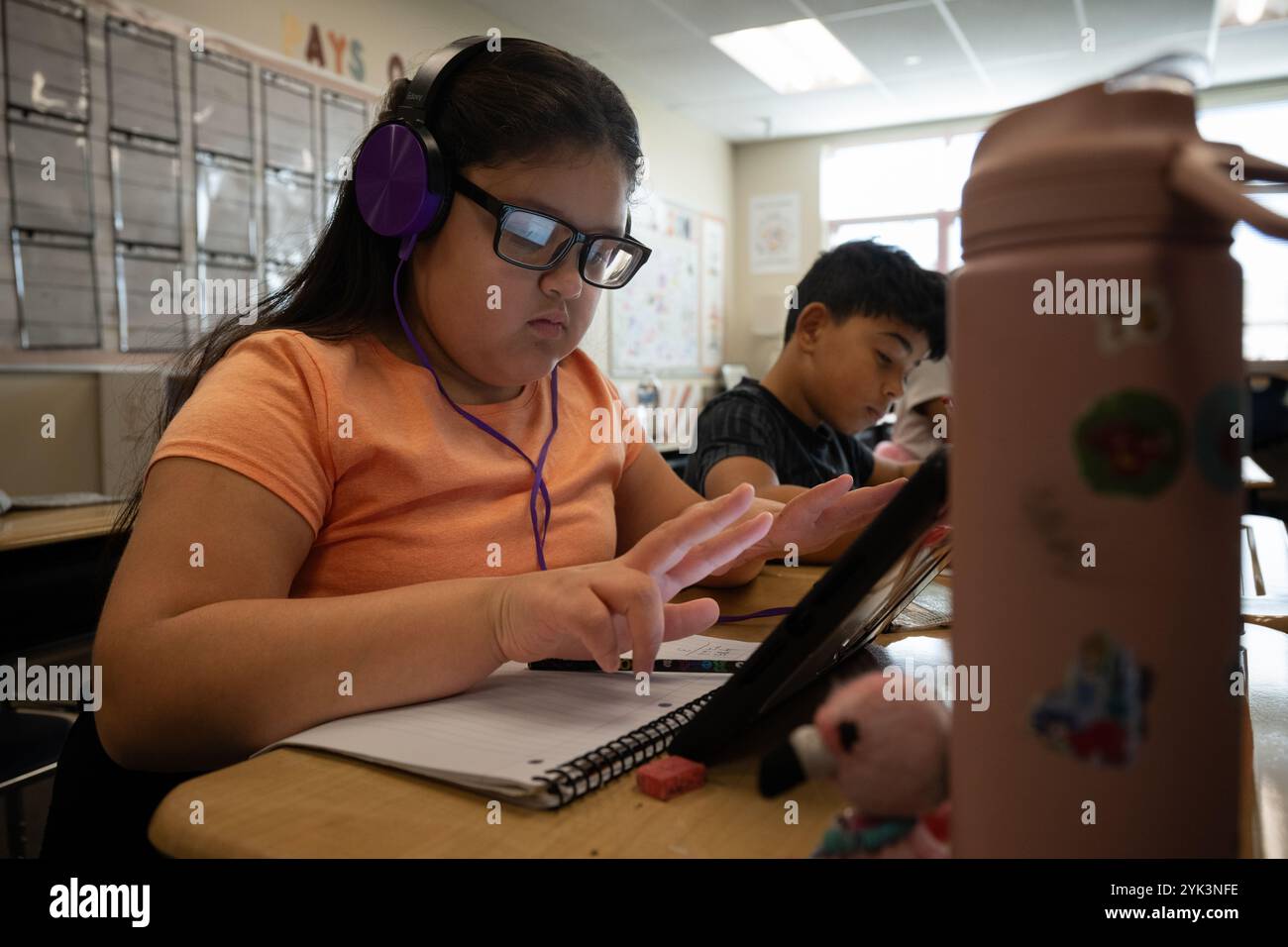 Les élèves de troisième année de l'école primaire Northwest font un exercice de mathématiques, Lebanon, Pa., Oct. 17, 2024. Dans le cadre d’une mise à jour plus large des normes de nutrition scolaire annoncée plus tôt cette année, l’USDA a facilité l’achat d’aliments locaux par les écoles. Au début de cette année scolaire (2024-2025), l'USDA a mis en place un changement de politique permettant aux écoles d'exiger que les aliments soient cultivés, élevés ou pêchés localement lorsqu'ils font des achats pour leurs programmes de repas. L'investissement récemment annoncé de 500 millions de dollars dans local Foods for Schools encouragera les écoles à tirer parti de cette nouvelle option pour acheter local. Pour aider emp Banque D'Images