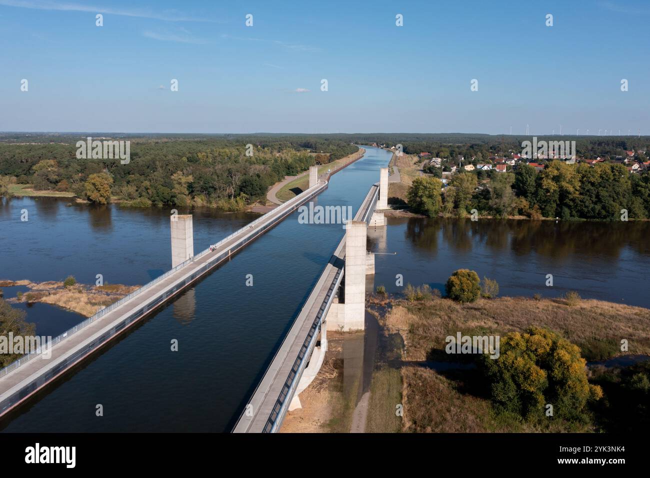 Jonction de la voie navigable de Magdeburg, Mittelland canal mène au-dessus de l'Elbe dans le pont en auge, Hohenwarthe, Saxe-Anhalt, Allemagne Banque D'Images