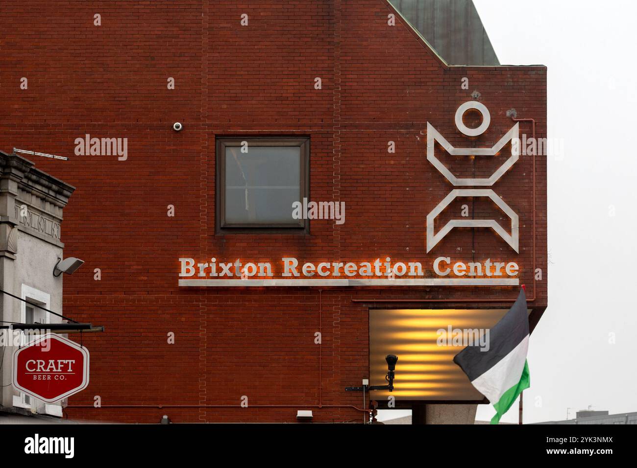 LONDRES, Royaume-Uni - 6 NOVEMBRE 2024 : vue extérieure du Brixton Recreation Centre avec panneau Banque D'Images