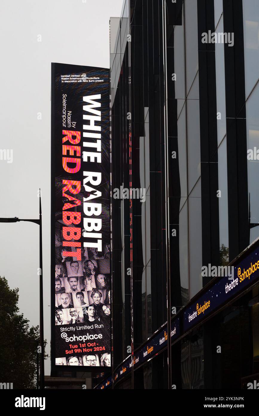 LONDRES, Royaume-Uni - 06 NOVEMBRE 2024 : bannières publicitaires pour le spectacle White Rabbit Red Rabbit au Theatre@Sohoplace Banque D'Images
