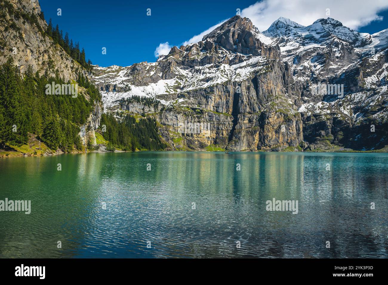 Magnifique lac alpin et vue imprenable avec de hautes falaises, lac Oeschinensee, Kandersteg, Oberland bernois, Suisse, Europe Banque D'Images