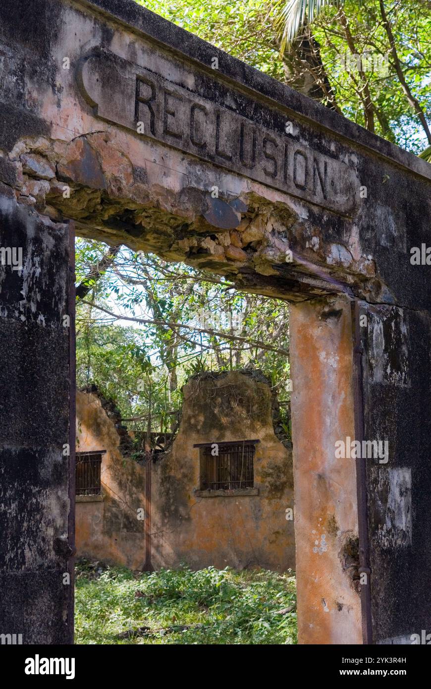 Cellules ruinées de colonie pénitentiaire sur l'Ile Saint-Joseph, Iles du Salut, Guyane française, département d'outre-mer et région de France, Atlantique Banque D'Images