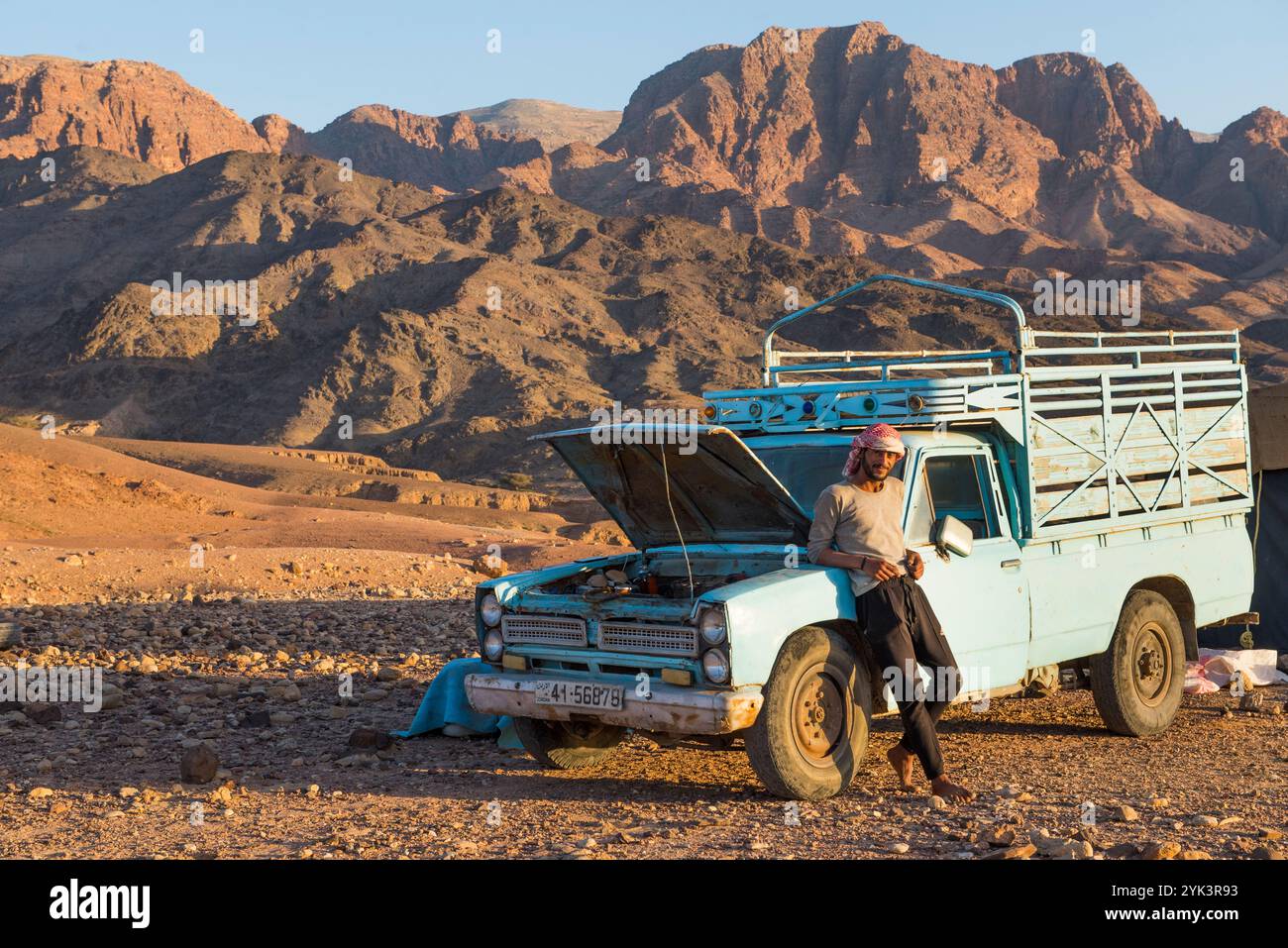 Jeune bédouin posant près de son pick-up, campement sur une montagne surplombant Wadi Dana et la vallée d'Araba, réserve de biosphère de Dana, Jordanie, proche-Orient, Banque D'Images