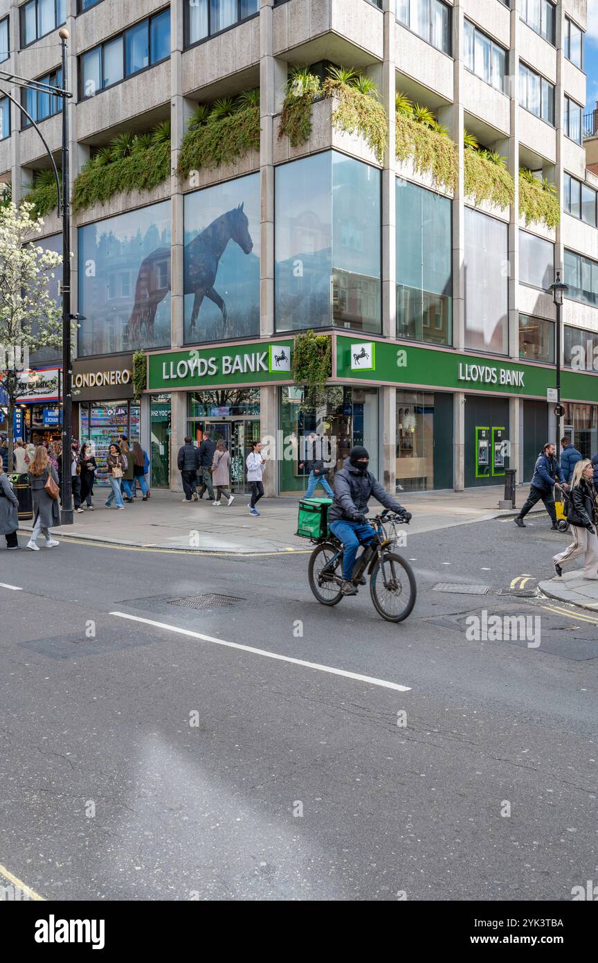 Londres, Royaume-Uni - 23 mars 2024 : succursale bancaire Lloyds à Londres. Lloyds Bank plc est une banque britannique de détail et de commerce avec des succursales en Angleterre et au pays de Galles Banque D'Images