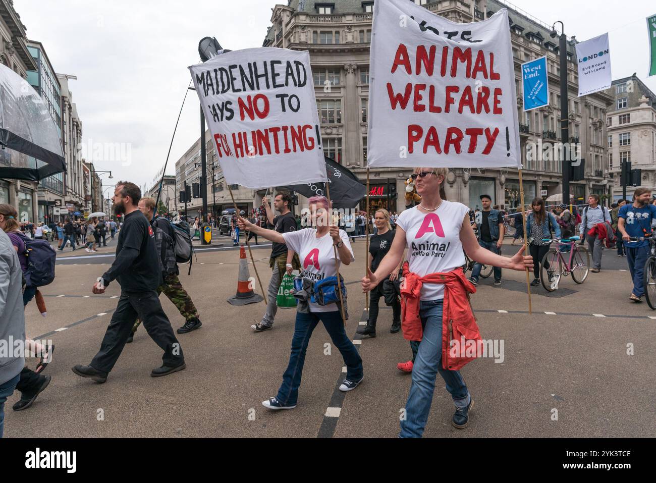 Londres, Royaume-Uni. 29 mai 2017. Les gens portent des bannières animal Welfare Party à travers Ocdford Circus lors de la marche à travers Londres d'un rassemblement à Cavendish Square à un autre à Downing St pour dire à Theresa May que le public est contre un vote au Parlement sur le projet de loi sur la chasse au renard. Les sondages montrent que plus de 80 % de la population des villes et des zones rurales est opposée à la levée de l'interdiction et beaucoup seraient favorables à des mesures plus strictes et à une application correcte de l'interdiction de 2004. Parmi ceux qui ont parlé et marché se trouvait le professeur Andrew King du Parti du bien-être animal qui se dresse contre Theresa May à Maidenhead. Banque D'Images