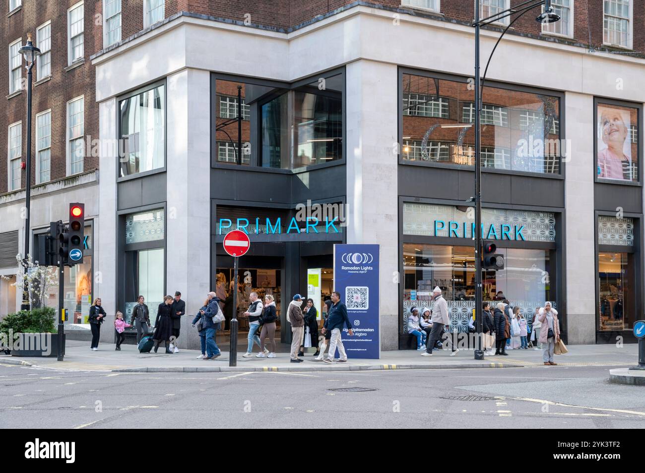Londres, Royaume-Uni - 23 mars 2024 : L'extérieur du magasin Primark à Londres. PRIMARK Stores Limited est un détaillant de mode rapide multinational irlandais avec HE Banque D'Images