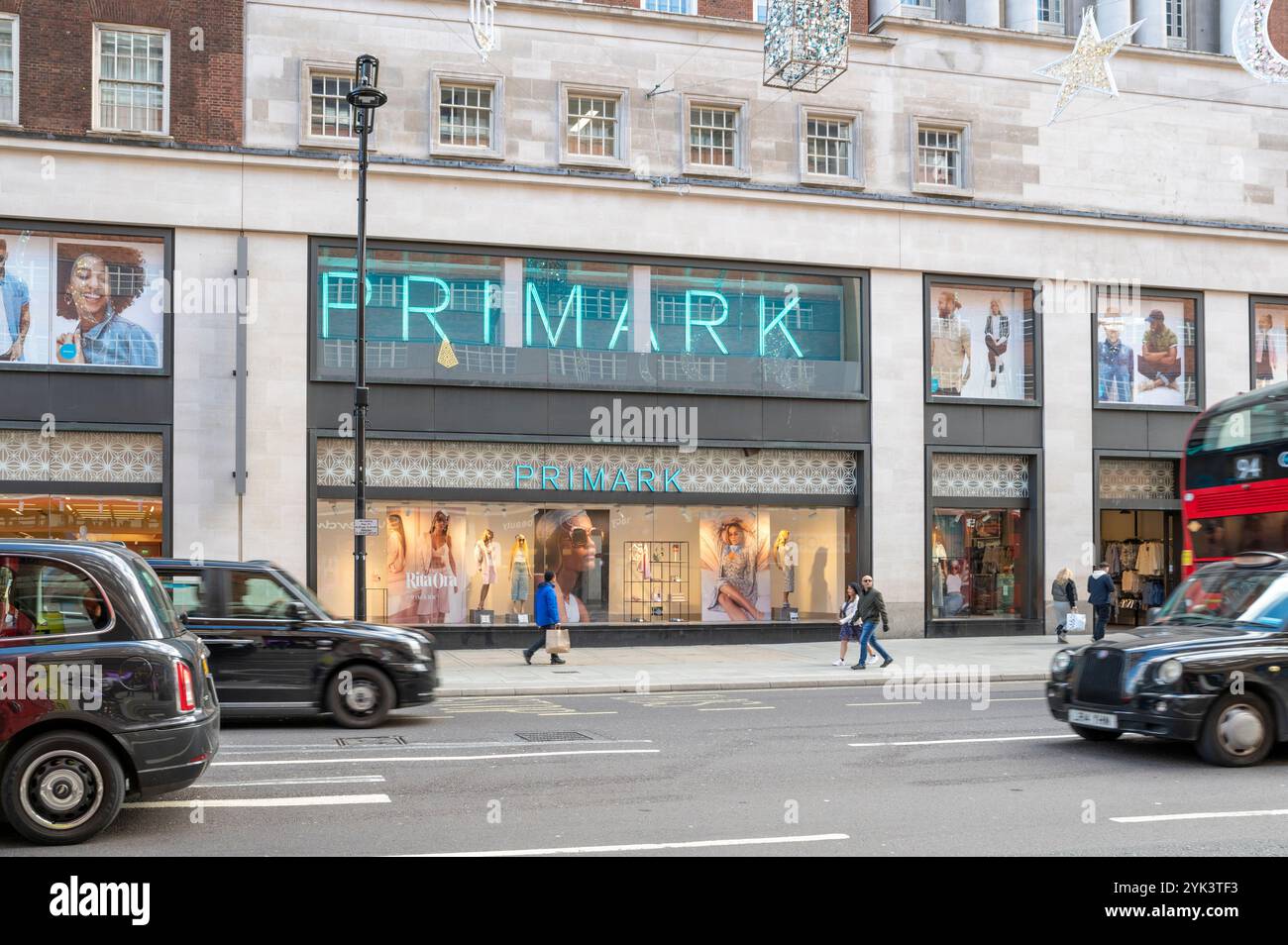 Londres, Royaume-Uni - 23 mars 2024 : L'extérieur du magasin Primark à Londres. PRIMARK Stores Limited est un détaillant de mode rapide multinational irlandais avec HE Banque D'Images