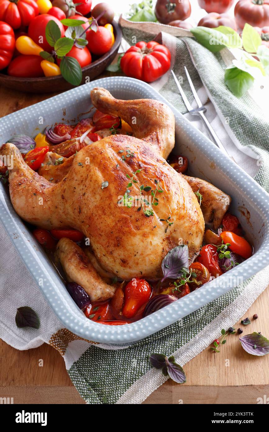 Poulet rôti avec des légumes d'été et des herbes Banque D'Images