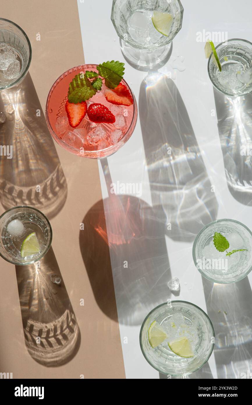 Cocktail de fraises fruitées à la menthe et à la crème glacée Banque D'Images