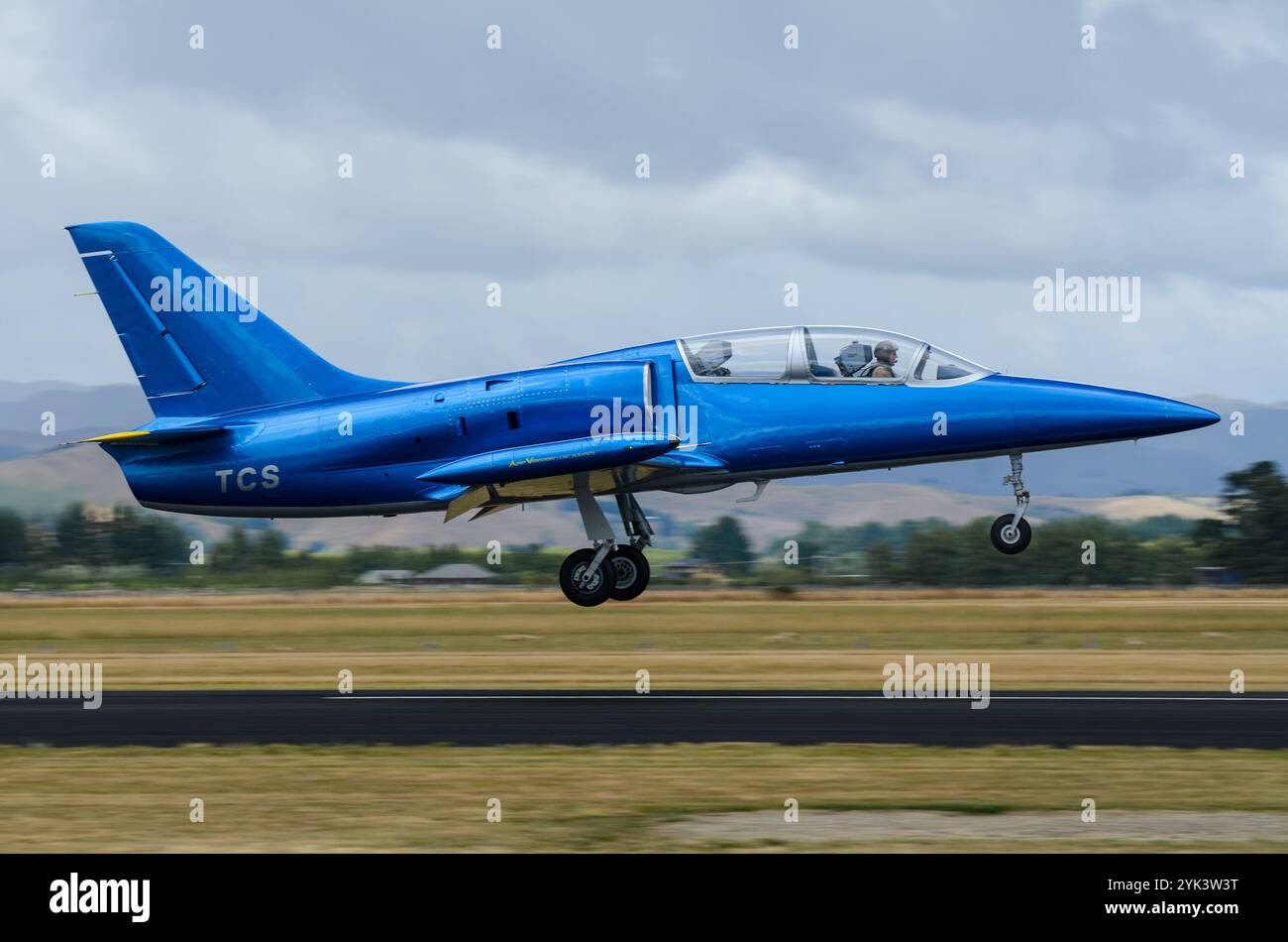 Aero L-39 Albatros jet trainer avion à ailes au-dessus de l'Aérodrome de capot, airshow Wairarapa, Masterton, Nouvelle-Zélande. Au décollage. Propriété privée jet classique Banque D'Images