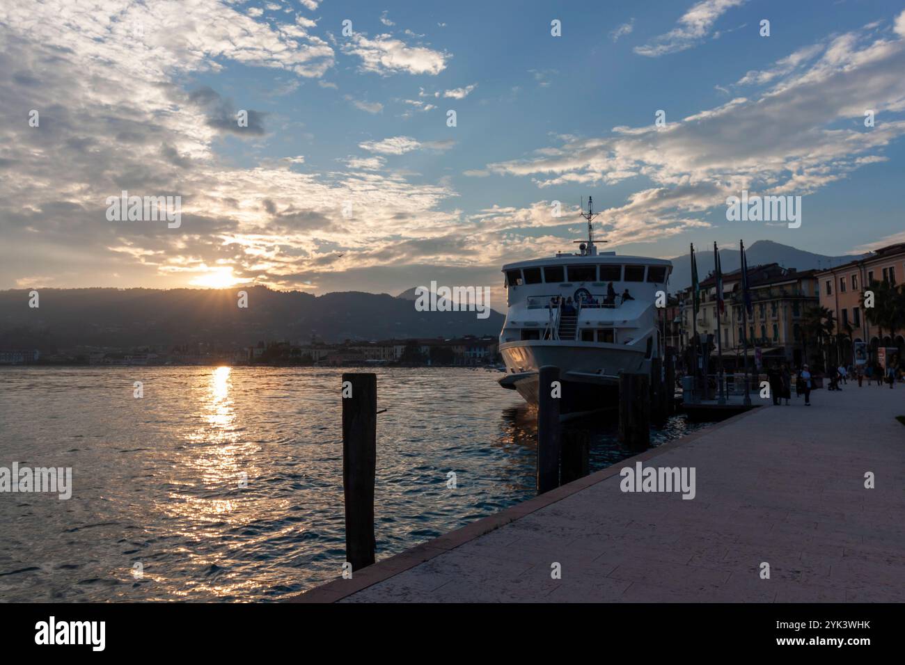 SALO, ITALIE - 22 OCTOBRE 2024 : Motonave Andromeda est arrivé au port de Salo. Andromeda est le navire le plus moderne naviguant sur un lac de Garde Banque D'Images