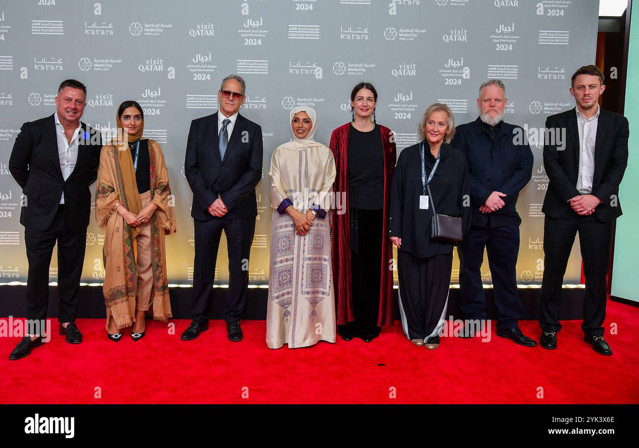 Doha, Qatar. 17 novembre 2024. Fatma Al Remaihi, PDG du Doha film Institute, et un groupe de cinéastes assistent au tapis rouge ''Sudan, Remember US'' lors de la projection de la soirée d'ouverture du Festival du film Ajyal 2024, présenté par le Doha film Institute au Katara Cultural Village à Doha, Qatar, le 16 novembre 2014. (Photo de Noushad Thekkayil/NurPhoto) crédit : NurPhoto SRL/Alamy Live News Banque D'Images