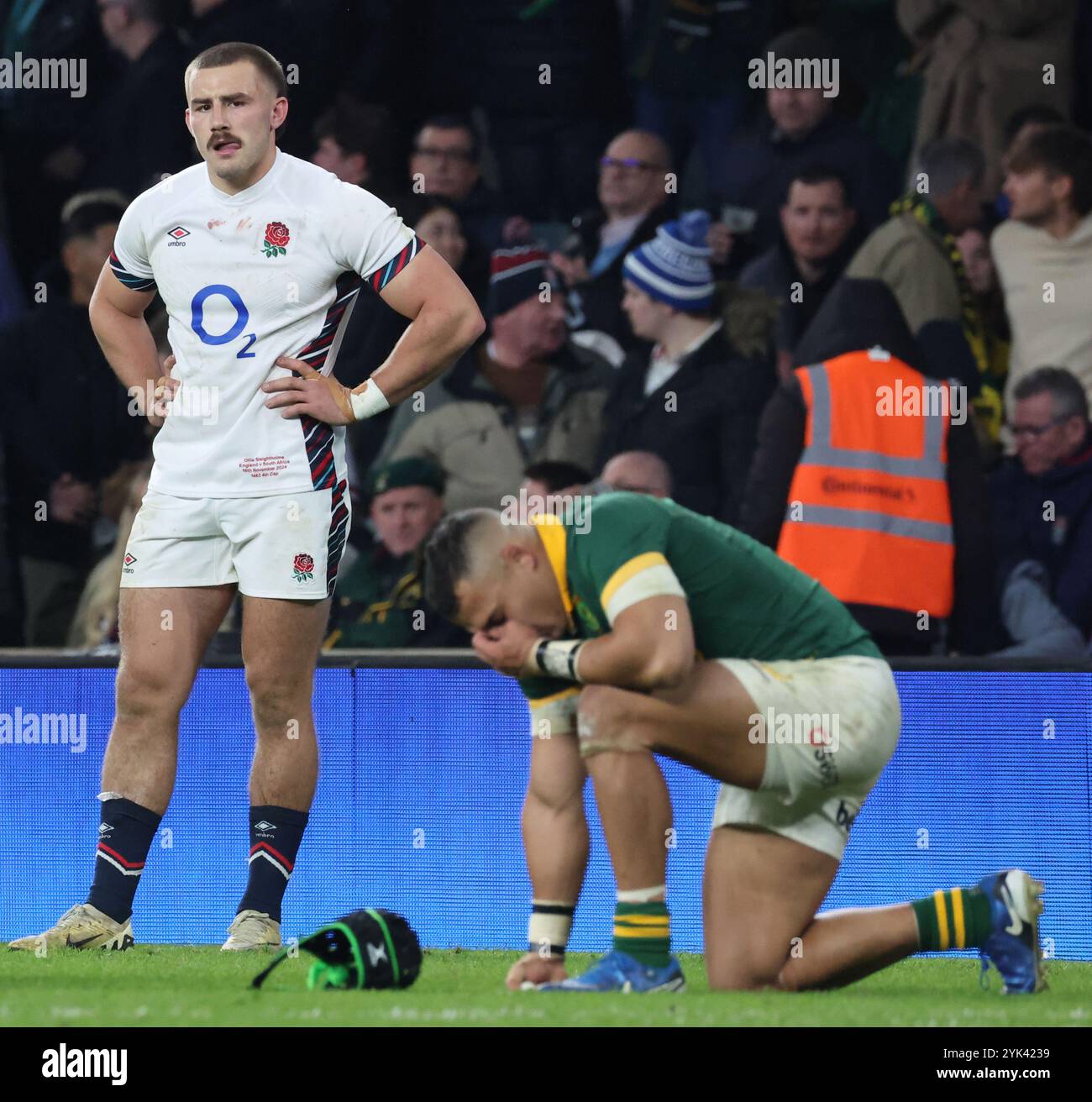 Londres, Royaume-Uni. 16 novembre 2024. Ollie Sleightholme (Northampton Saints) et Cheslin Kolbe d'Afrique du Sud lors de l'automne International Rugby entre l'Angleterre et l'Afrique du Sud Allianz Stadium, Twickenham, Londres le 16 novembre 2024 Credit : action Foto Sport/Alamy Live News Banque D'Images