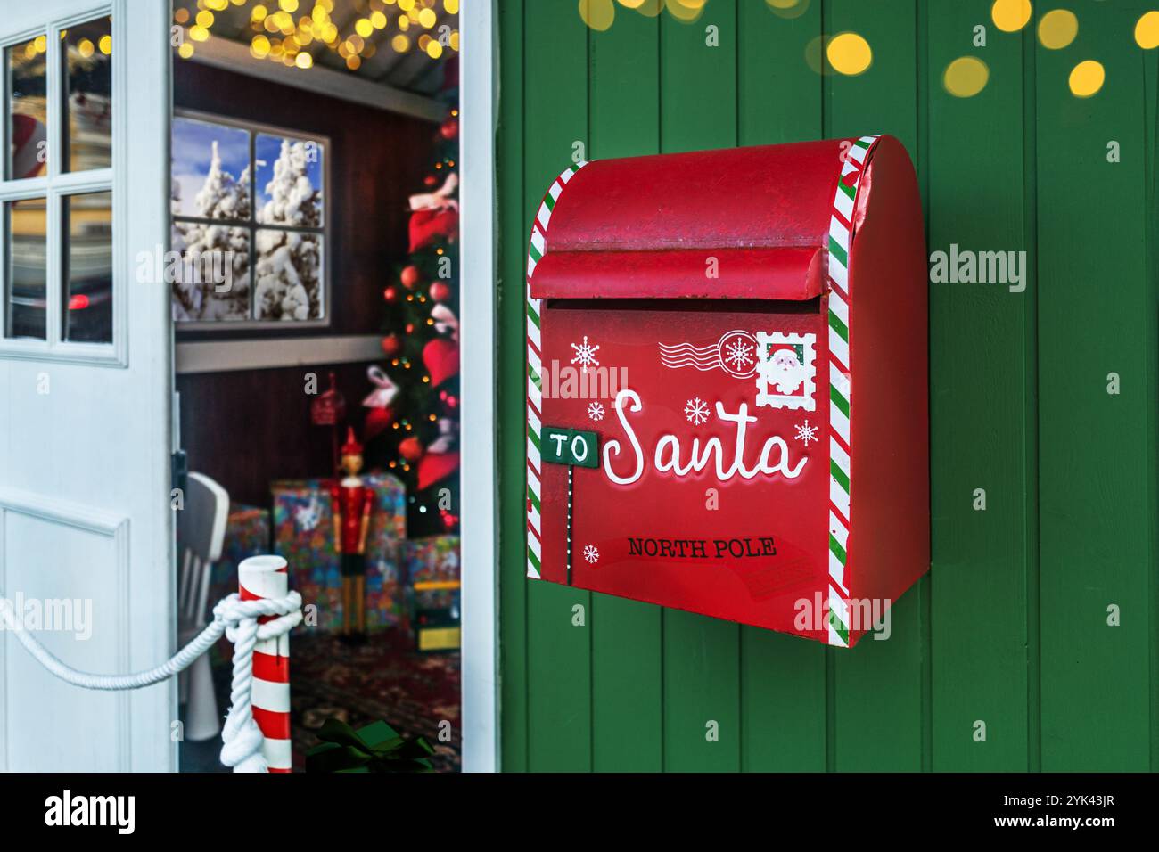 Boîte aux lettres décorative de Noël ou boîte du Père Noël, symbole du miracle de Noël et de l'accomplissement des souhaits. Banque D'Images