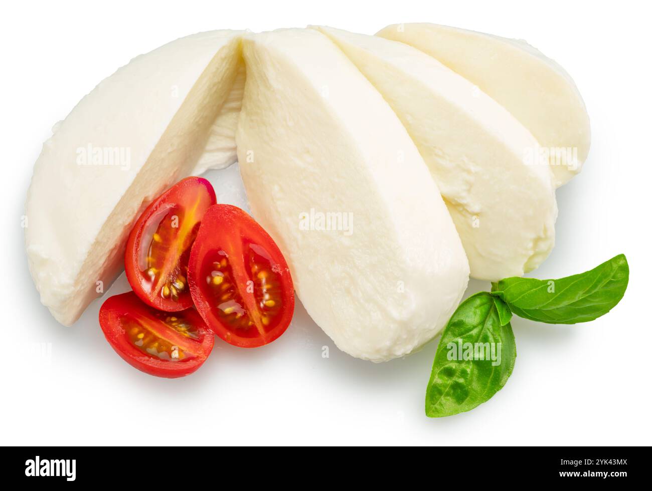 Fromage mozzarella tranché avec feuilles de basilic et tomates cerises sur fond blanc. Le fichier contient un chemin de détourage. Banque D'Images