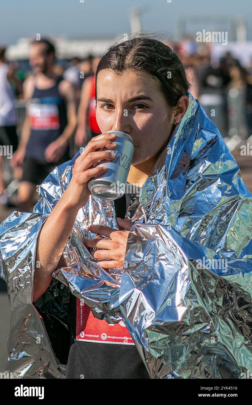 RIGHTON, Royaume-Uni, 24 février 2019. Plus de 12 000 personnes, y compris des personnes en fauteuil roulant, participent au semi-marathon de Brighton dans le sud-est de l’Angleterre. La course de 13,1 miles a lieu chaque année à Brighton, avec de nombreux participants amassant des fonds pour différentes causes et œuvres de bienfaisance. L'association caritative « The Sussex Beacon », basée à Brighton, qui fournit des services et du soutien aux personnes atteintes du VIH, joue un rôle important dans l'organisation du semi-marathon de Brighton chaque année Banque D'Images