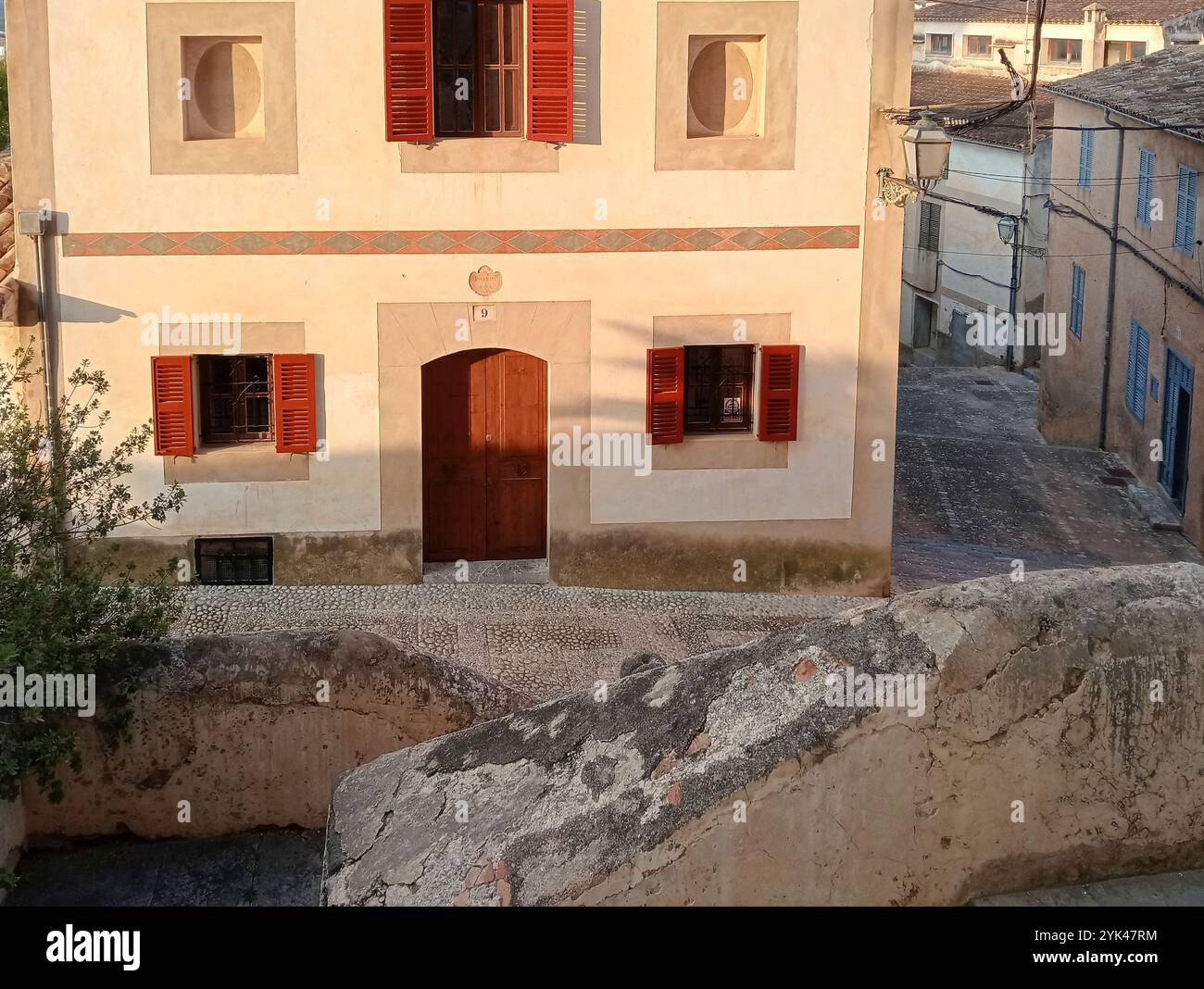 Arta, Espagne ; 24 septembre 2024 : façade d'un manoir majorquin dans la ville majorquine d'Arta, au lever du soleil. Îles Baléares, Espagne Banque D'Images