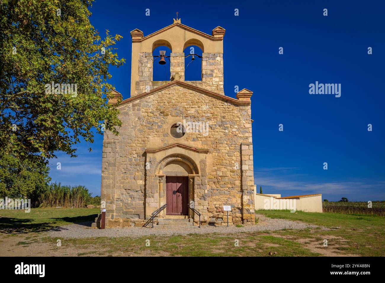 FR : Église de la Mare de Déu de l'Om, dans la municipalité de Ventalló (Alt Empordà, Gérone, Catalogne, Espagne) ESP : Iglesia de la Mare de Déu de l'Om Banque D'Images