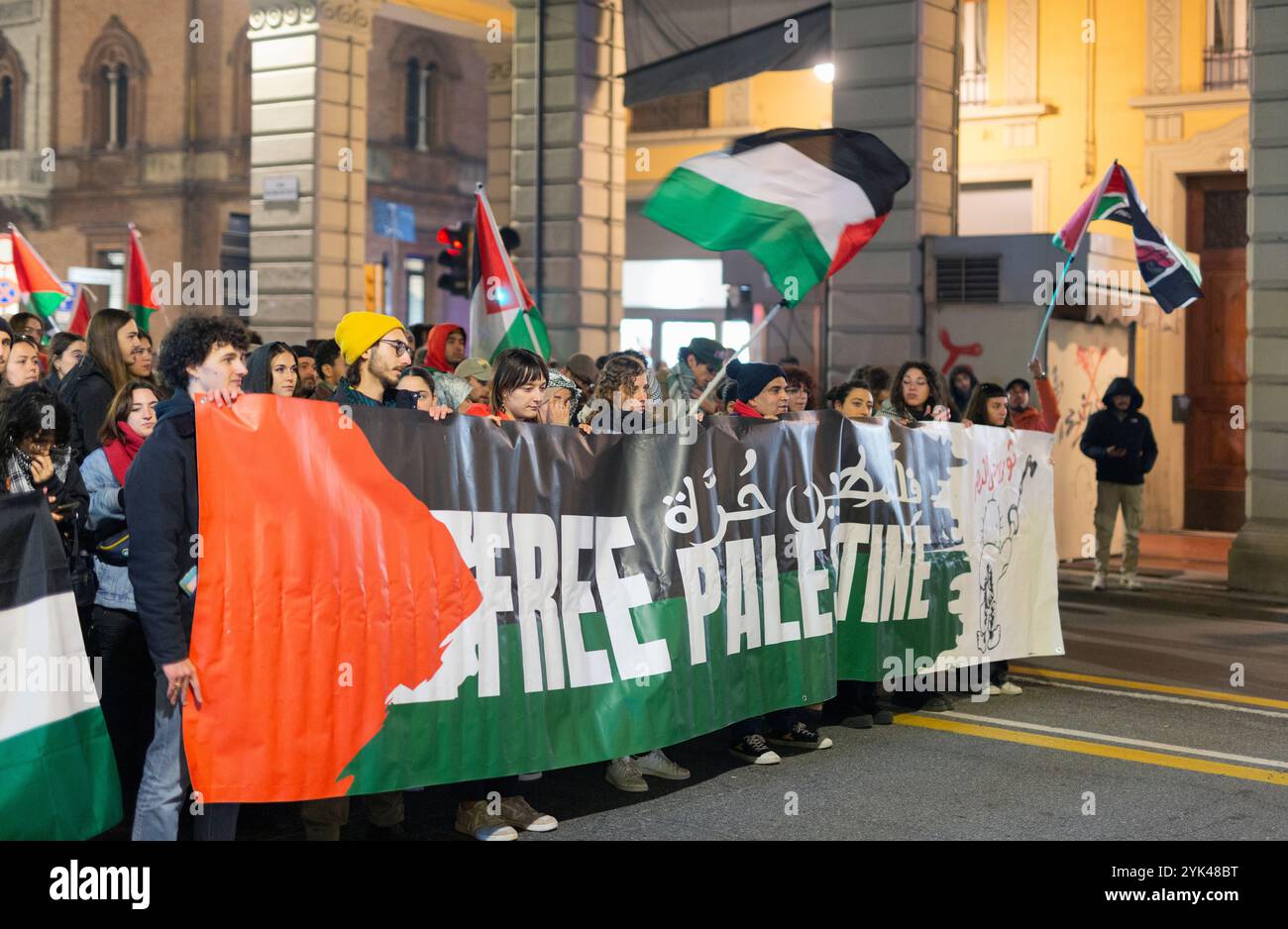 Bologne, Italie. 16 novembre 2024. Les gens se rassemblent pour organiser une manifestation pour exprimer leur solidarité avec les Palestiniens devant le ministère des Affaires étrangères Banque D'Images