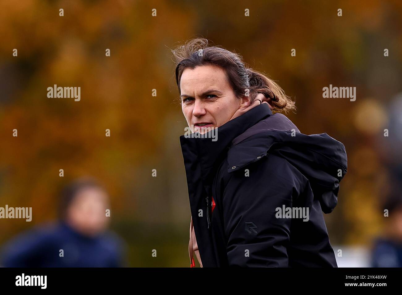 Heerenveen, pays-Bas. 17 novembre 2024. HEERENVEEN, PAYS-BAS - 17 NOVEMBRE : L'entraîneur-chef Marelle Worm de Telstar regarde pendant le match Eredivisie féminin d'Azerion entre SC Heerenveen et Telstar au Sportpark Skoatterwâld le 17 novembre 2024 à Heerenveen, pays-Bas. (Photo de Pieter van der Woude/Orange Pictures) crédit : Orange pics BV/Alamy Live News crédit : Orange pics BV/Alamy Live News Banque D'Images