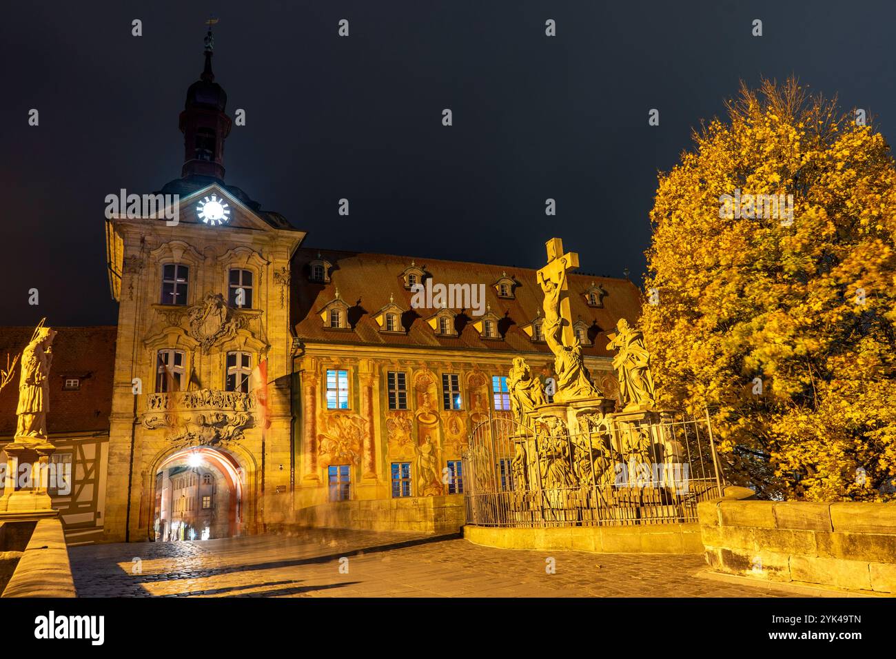 Pont supérieur à Bamberg la nuit, haute-Franconie, Bavière, Allemagne, Europe en automne Banque D'Images
