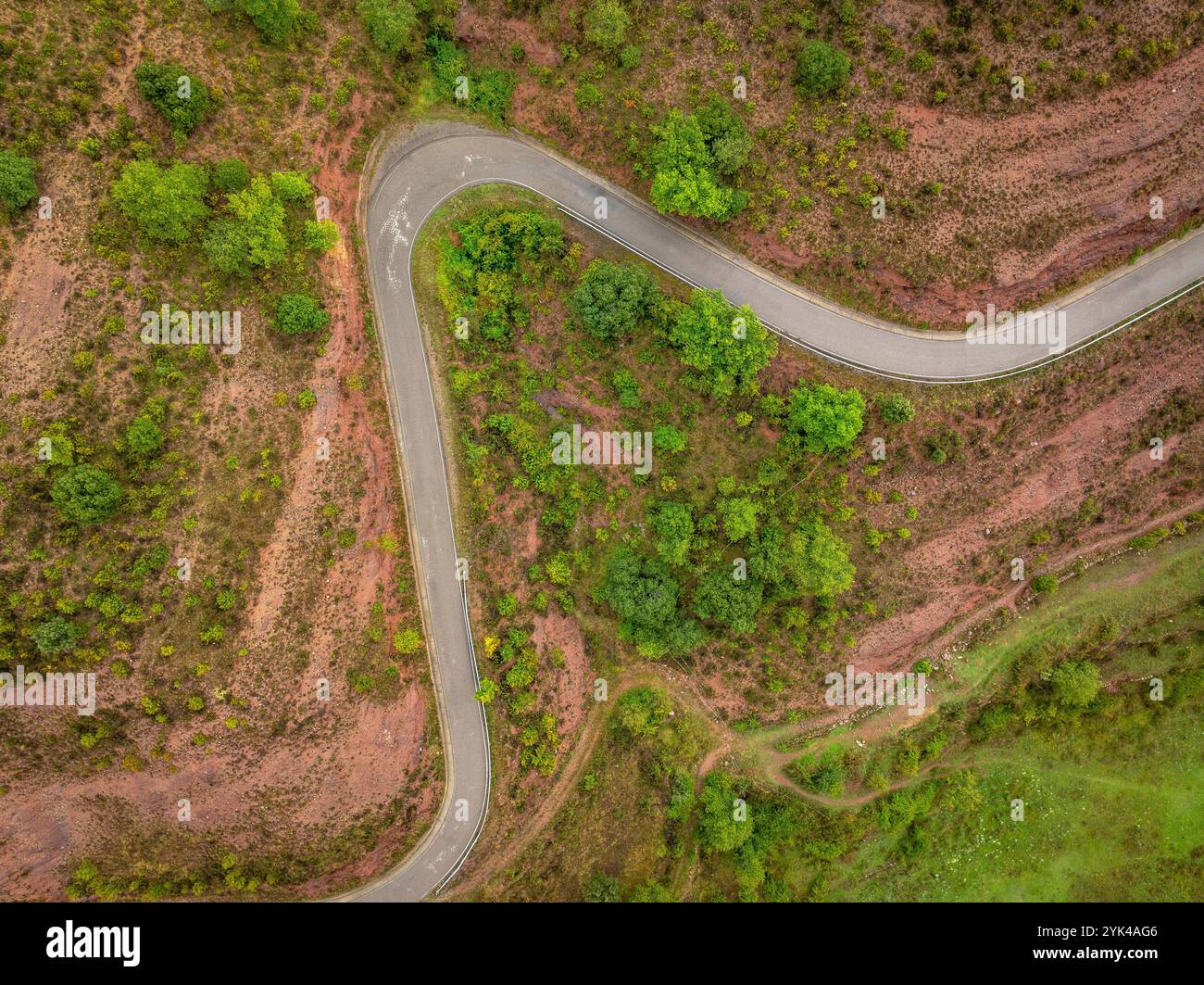 Vue aérienne de la route entre la Pobleta de Bellvei, dans la vallée de la Vall Fosca, vers Montcortès et Gerri de la Sal (Pallars Jussà, Lleida, Espagne) Banque D'Images