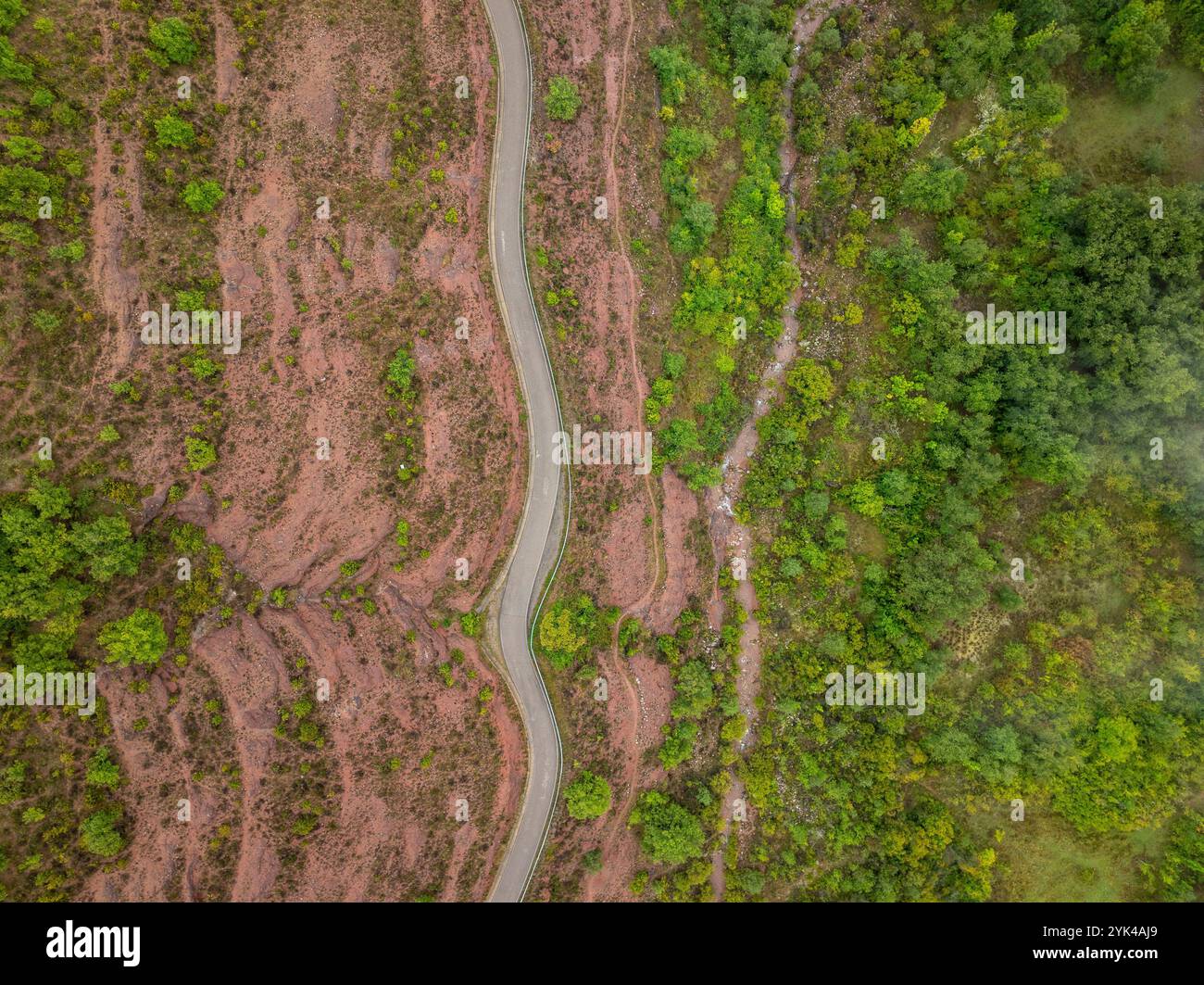 Vue aérienne de la route entre la Pobleta de Bellvei, dans la vallée de la Vall Fosca, vers Montcortès et Gerri de la Sal (Pallars Jussà, Lleida, Espagne) Banque D'Images