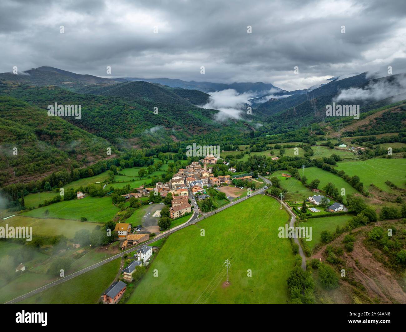 Vue aérienne du village de la Pobleta de Bellvei, dans la vallée de la Vall Fosca, entre nuages et brouillard (Pallars Jussà Lleida Catalogne Espagne, Pyrénées) Banque D'Images