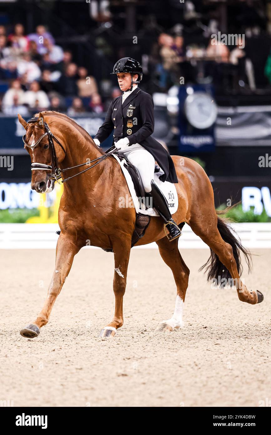 Silber 2.Platz fuer Werth Isabell auf gut Wettlkams Davie FRH, RFV Graf von Schmettow Eversael Preis der Firma Stihl German dressage Master Grand Prix Special International GER, Stuttgart German Masters 2024, 38. internationale Reitturnier, 17.11.2024 Foto : Eibner-Pressefoto/Roger Buerke Banque D'Images