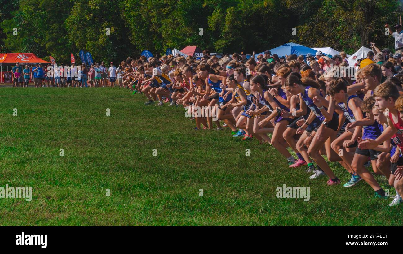 Comté de Madison, il—Sept. 21, 2024 ; coureurs du secondaire et du collège traversant la ligne de départ de l'Edwardsville Invitational cross-country MEE Banque D'Images