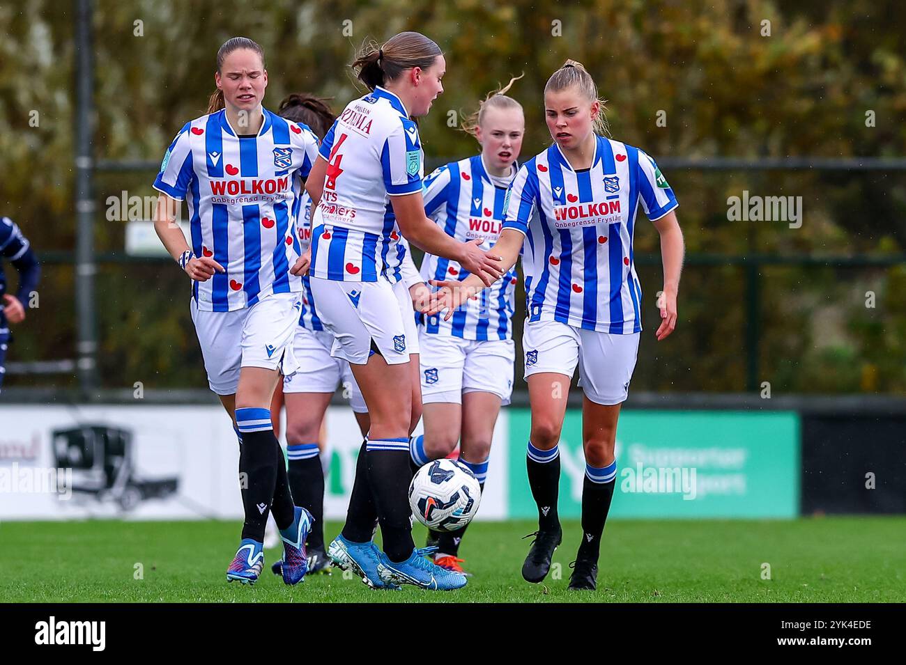 Heerenveen, pays-Bas. 17 novembre 2024. HEERENVEEN, PAYS-BAS - 17 NOVEMBRE : EEF Kerkhof de SC Heerenveen célèbre après avoir marqué son premier but lors du match Eredivisie féminin d'Azerbaïdjan entre SC Heerenveen et Telstar au Sportpark Skoatterwâld le 17 novembre 2024 à Heerenveen, pays-Bas. (Photo de Pieter van der Woude/Orange Pictures) crédit : Orange pics BV/Alamy Live News Banque D'Images