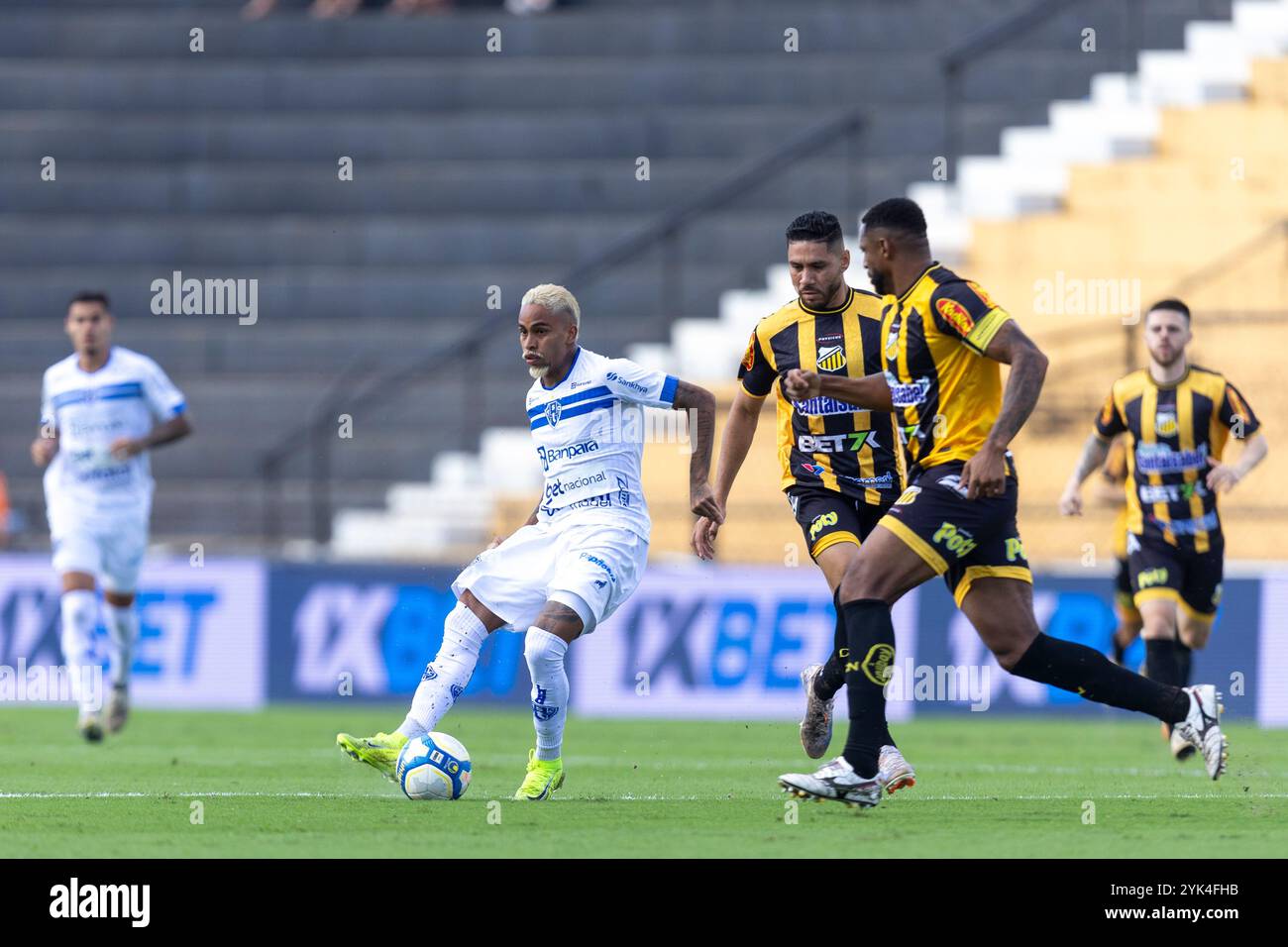 Paulinho Bóia de Paysandu sur le ballon lors du match de football Campeonato Brasileiro Serie B entre Novorizontino contre Paysandu dans le cadre de Brasileirao Series B 2024 au stade Doutor Jorge Ismael de Biasi 'Jorjão' le 16 novembre 2024 à Novo Horizonte, Brésil. (Ranier Moura/SPP) Banque D'Images