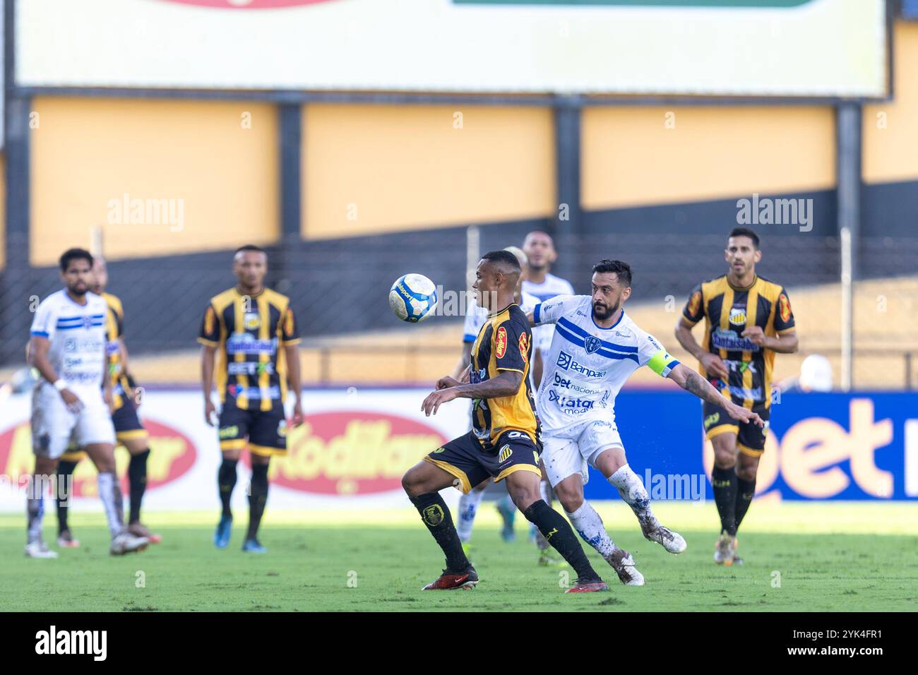 Robinho de Paysandu et Patrick de Novorizontino en action lors du match de football Campeonato Brasileiro Serie B entre Novorizontino et Paysandu dans le cadre de Brasileirao Series B 2024 au stade Doutor Jorge Ismael de Biasi 'Jorjão' le 16 novembre 2024 à Novo Horizonte, Brésil. (Ranier Moura/SPP) Banque D'Images