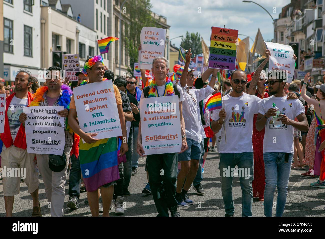 Le défilé communautaire de la Pride fait leur chemin du front de mer au parc Preston, lors de l'événement annuel Brighton and Hove Pride. Dans le parc Preston, le militant LGBT Peter Tatchell a prononcé un discours en lien avec l’événement et plusieurs artistes, dont Pixie Lott, ont joué sur la scène principale du parc Preston Banque D'Images