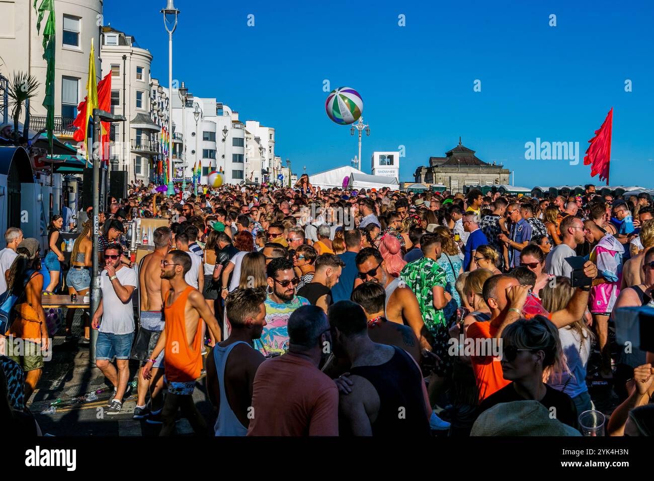 La Pride Village Party à Brighton Kemptown est un parc d'expositions festif de deux jours à Brighton, qui fait partie de l'événement principal de Brighton and Hove Pride. En plus d'être un ajout aux célébrations de la fierté de la ville, la Pride Village Party est également un événement de collecte de fonds Banque D'Images