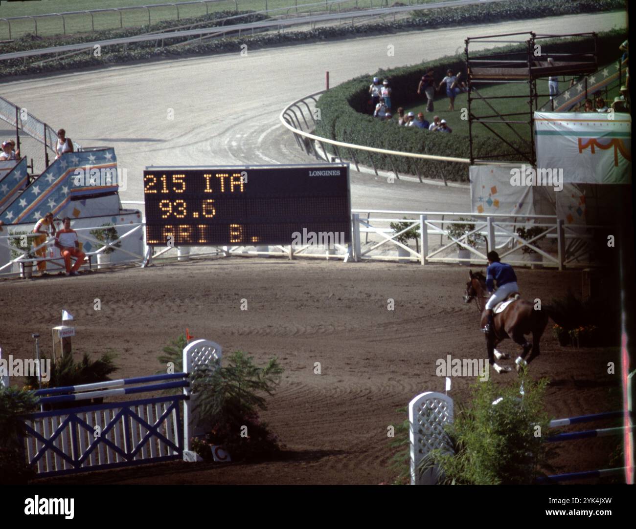 Les épreuves équestres des Jeux olympiques de Los Angeles de 1984 comprenaient du saut d'obstacles, du dressage et des soirées. Les sports équestres se déroulaient principalement à Santa Anita Racetrack, qui offrait jusqu'à 2100 chevaux, une tribune de près de 16000 places, et était gérée par des cavaliers expérimentés. Le Fairbanks Ranch Country Club dans le comté de San Diego a accueilli les parties endurance de l'événement de trois jours. Les chevaux devaient avoir au moins six ans. Jusqu'à 14 cavaliers et 22 chevaux étaient autorisés par pays. Au total, 157 entrées de trente Nations. Banque D'Images