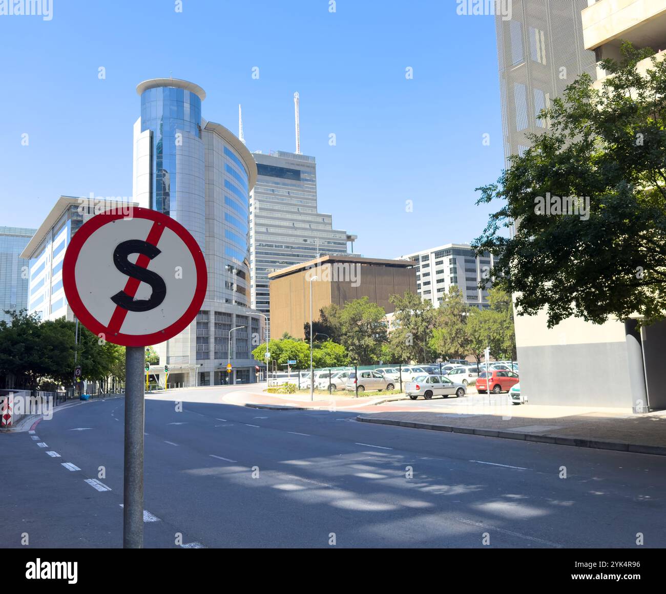 Aucun panneau de signalisation d'arrêt dans le centre-ville de Cape Town. Cercle rouge avec une barre oblique au-dessus de la lettre S, l'arrêt n'est pas autorisé Banque D'Images