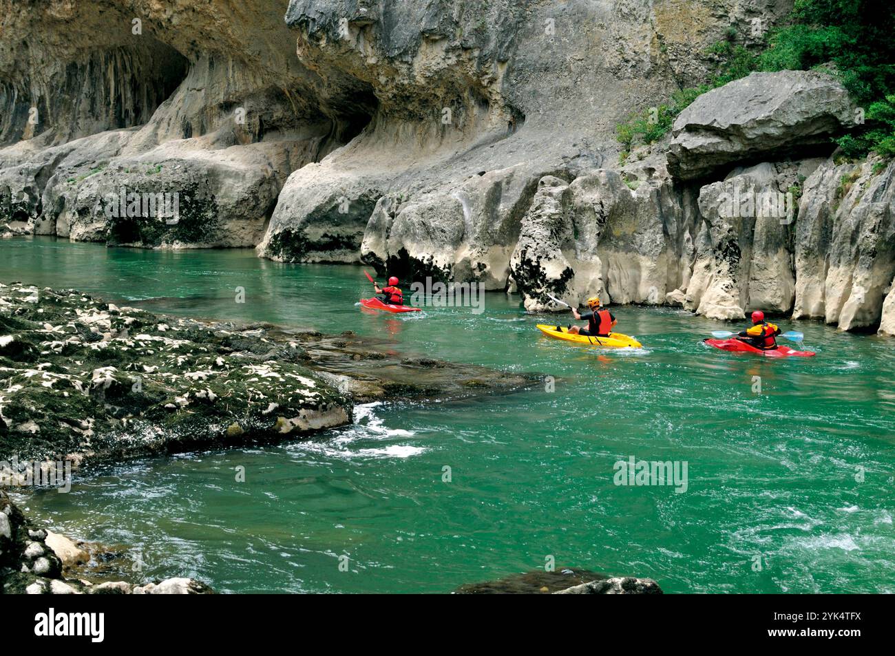Kajakfahrer im Canyon Foz de Lumbier Spanien Wildwasserschlucht und Canyon von Lumbier im nordspanischen Navarra. Rafting et Kajaking au Lumbier Banque D'Images