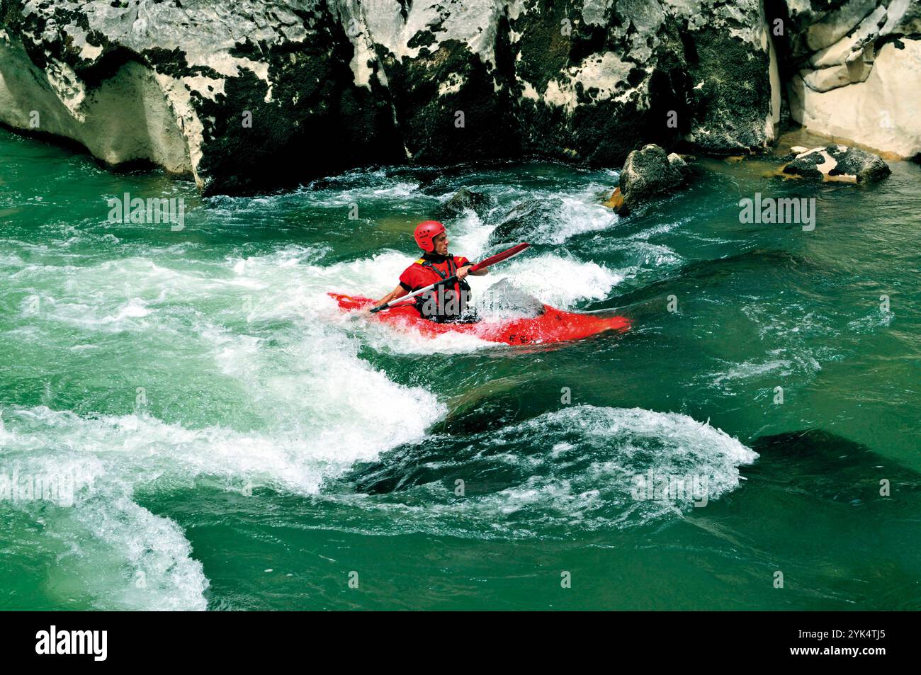 Espagnol : Wildwasserfahrt in der Lumbier-Schlucht Die Lumbier-Schlucht in den spanischen Pyrenäen in Navarra ist Beliebt BEI Wildwasser Kanuten und Raf Banque D'Images