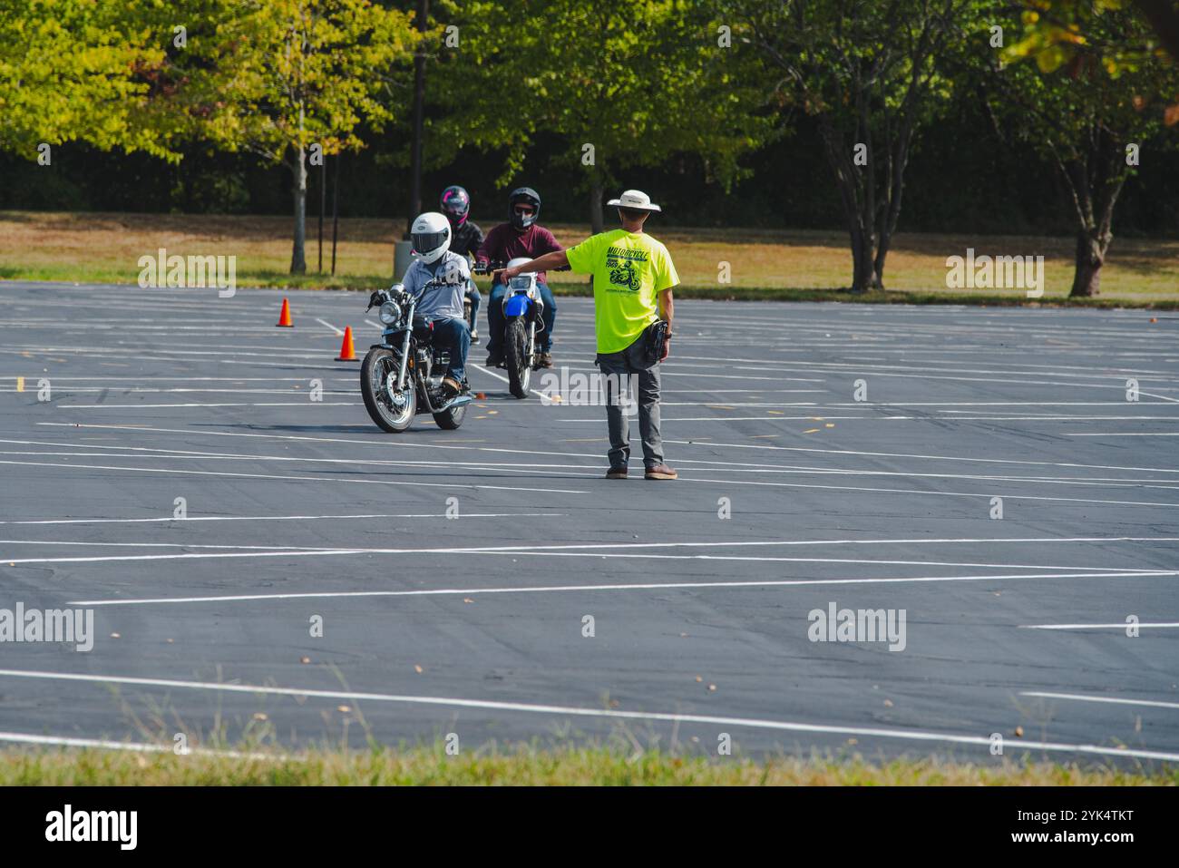 Edwardsville, il—le 21 septembre 2024 ; instructeur en jaune haute visibilité dirige les conducteurs débutants à la navigation dans le programme de formation des motocyclistes et de licensi Banque D'Images