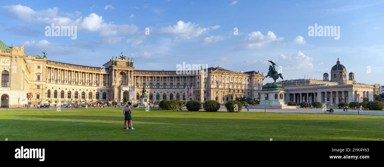 VIENNE, AUTRICHE - 29 AOÛT 2024 : Palais de la Hofburg et Heldenplatz à Vienne. Situé dans le centre de Vienne, il a été construit au XIIIe siècle. Banque D'Images