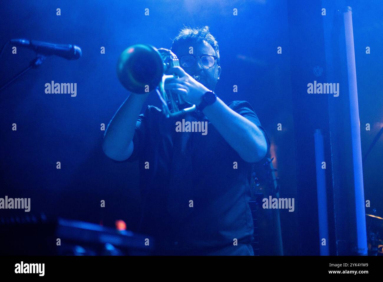 Oslo, Norvège. 16 novembre 2024. Le groupe anglais indie et art rock public Service Broadcasting donne un concert au Blaa à Oslo. Ici, le musicien J F Abraham est vu en direct sur scène. Crédit : Gonzales photo/Alamy Live News Banque D'Images