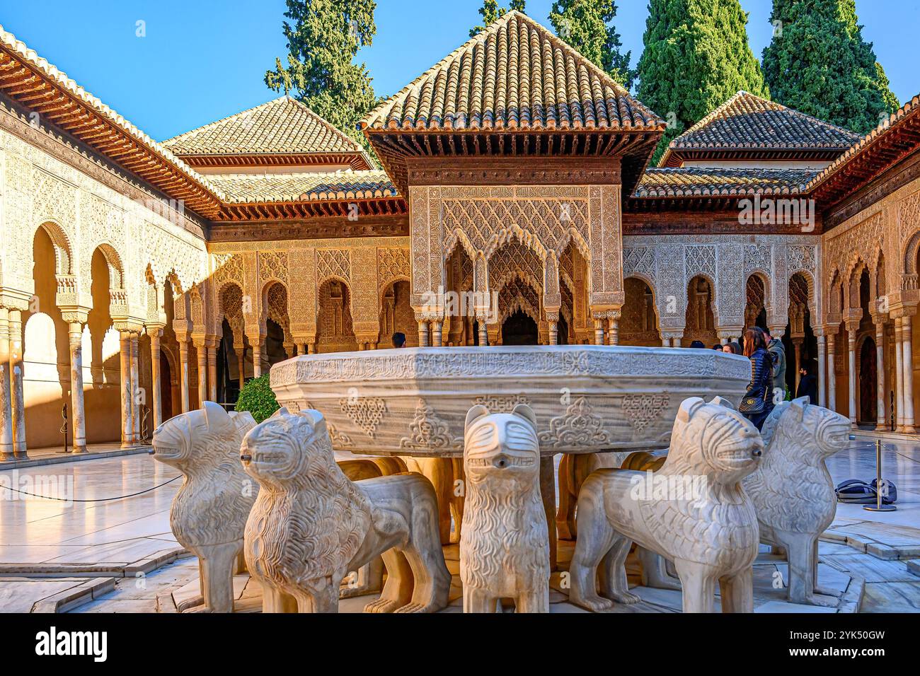 Palais de l'Alhambra, Grenade , Espagne - 10 août 2024 : fontaine ancienne avec sculptures de lions dans la cour du palais médiéval. Banque D'Images