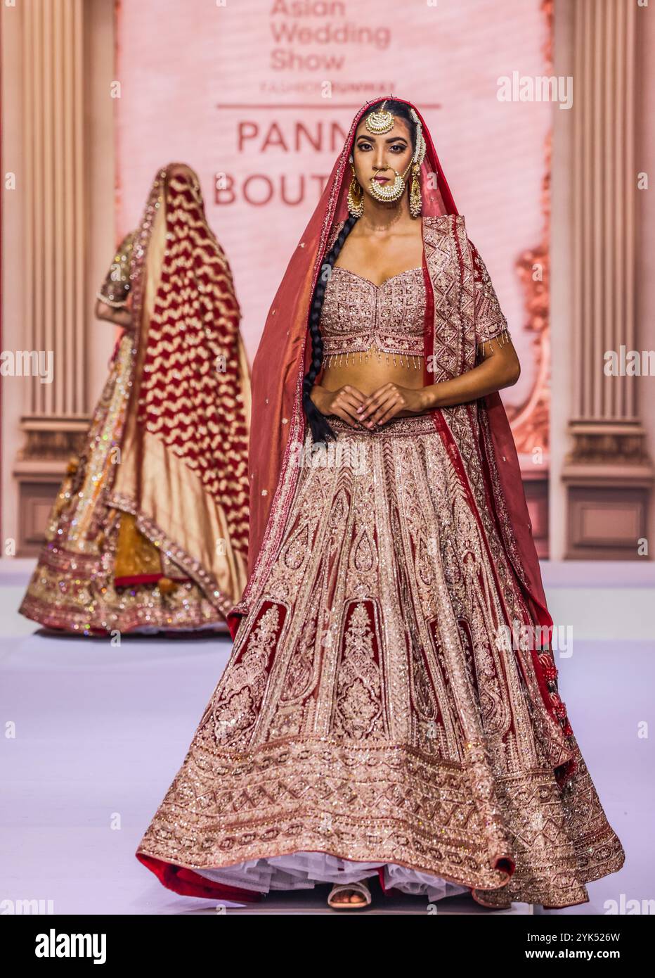 Novotel Hammersmith London 17 novembre 2024, Platinum Group Indian Fashion week débute par un défilé haut en couleur pour mariées et mariées, mettant en vedette les tenues de mariage les plus colorées. Paul Quezada-Neiman/Alamy Live News Credit : Paul Quezada-Neiman/Alamy Live News Banque D'Images