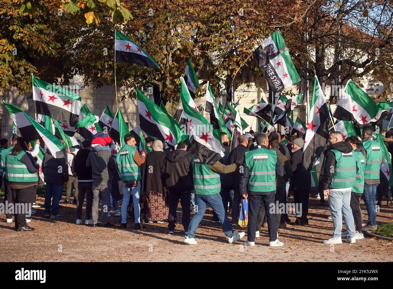 09.11.2024, Stuttgart, Bade-Wuerttemberg, GER - Menschen demonstrieren gegen die syrische Regierung. Aktivisten, Alltag, Aufmarsch, Aufmerksamkeit erregen, aussen, Aussenaufnahme, Bade-Wuerttemberg, Demo, Demokratie, Demonstranten, démonstration, Deutsch, Deutschland, Europa, europaeisch, gemeinsam, Gesellschaft, Gruppe, Jahreszeit, Kritik, Kritiker, Landesfahnen, Landesflaggen, Menschen, Menschenmenge, Nationalfahnen, Nationalflaggen, Personen, protester, protester, QF, Querformat, Stadt, Strasse, Strassenszene, Stuttgart, Syrer, Syrien Konflikt, Syrien-Konflikt, Westeuropa, zusammen 24110 Banque D'Images